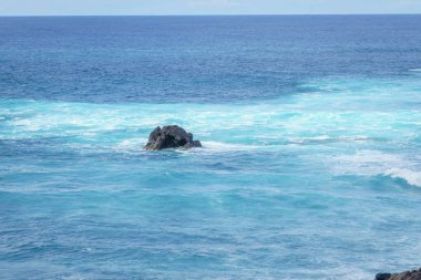 Körfezin volkanik kıyılarının manzarası. Lanzarote. Balear Adaları. İspanya