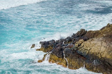 Körfezin volkanik kıyılarının manzarası. Lanzarote. Balear Adaları. İspanya