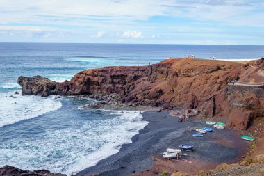 Körfezin volkanik kıyılarının manzarası. Lanzarote. Balear Adaları. İspanya