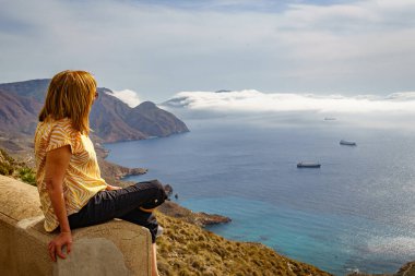 Tepeden Akdeniz 'i seyreden bir kadın.