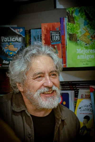 Madrid Haziran 2023 Yazar Manuel Rivas Kitap Fuarında Kitap Imzalıyor — Stok fotoğraf
