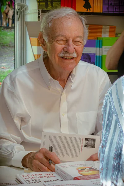 2023年6月 作家のエドゥアルド メンドーサは本のフェアで本にサインする — ストック写真