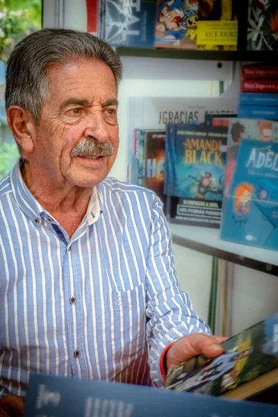 マドリード2023年6月ミゲル エンジェル レヴィラはブックフェアで彼の本に署名 — ストック写真