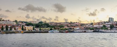 Ekim 2013 'te. Porto limanının manzarası. Portekiz.