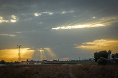 Bulutlar arasındaki güneş ışınlarının yansımaları.