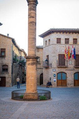 Kretas köyünün kentsel manzarası. Teruel, İspanya.