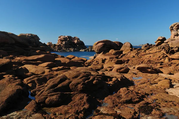 Γιγάντιοι Ογκόλιθοι Στην Όμορφη Ακτή Του Κόκκινου Βράχου Στο Ploumanach — Φωτογραφία Αρχείου