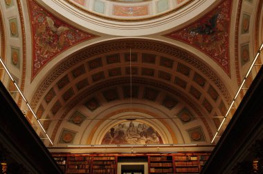 Helsinki 'deki Ulusal Kütüphane' nin İçeriden Boyalı Tavanına Görünüm