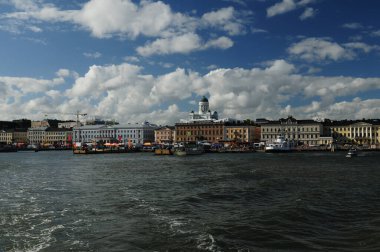 Helsinki 'de güzel güneşli bir yaz gününde mavi gökyüzünde birkaç bulutla terk eden bir tekneden liman kenarındaki pazar yerine manzara