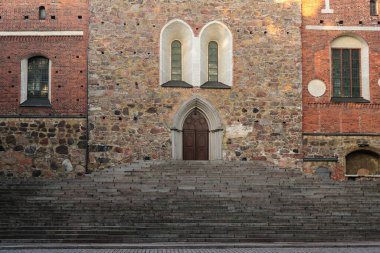 Turku Katedrali 'nin girişine güzel, güneşli bir yaz gününde adım atar.