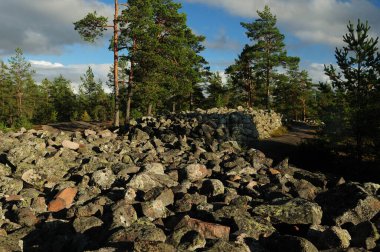 Gökyüzünde birkaç bulutun olduğu güneşli bir yaz gününde, Finlandiya 'nın Sammalahdenmaki kentinde bulunan Huilu' nun Uzun Mağarası Kilisesi 'nin zemininde.