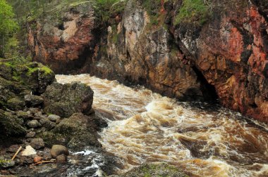 Oulanka Ulusal Parkı 'ndaki Kiutakongas Nehri' ndeki Vahşi Vadi 'de bulutlu bir yaz gününde Finlandiya