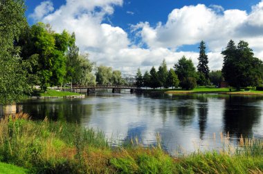 Savonlinna Finlandiya 'daki Olavinlinna Şatosu' nun etrafındaki göl manzarası. Güzel, güneşli bir yaz gününde gökyüzünde birkaç bulut var.