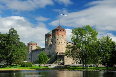 Savonlinna Finlandiya 'daki Olavinlinna Şatosu' nda park manzarası. Güzel, güneşli bir yaz gününde gökyüzünde birkaç bulut var.