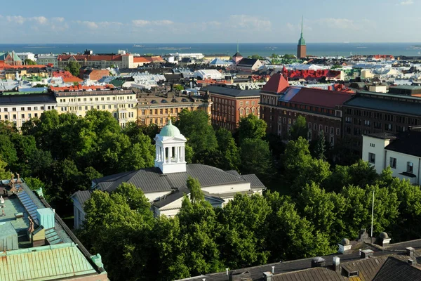在阳光明媚 蓝天晴朗的夏日 带着古老教堂的前景色飞往赫尔辛基 — 图库照片