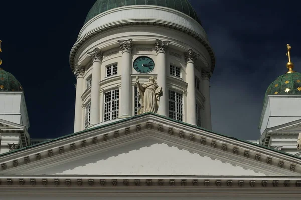 芬兰赫尔辛基大教堂的主要圆顶在阳光明媚 蓝天晴朗的夏日 — 图库照片