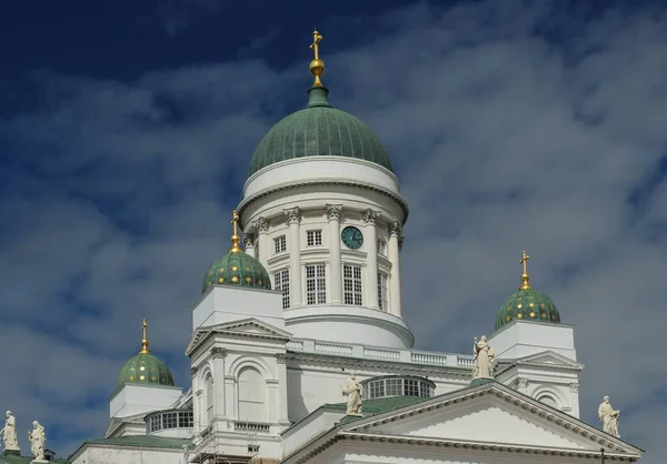 芬兰赫尔辛基大教堂 阳光明媚 蓝天晴朗的夏日 — 图库照片