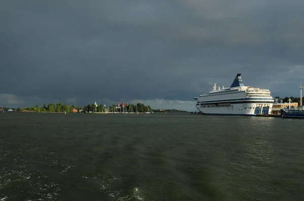 从赫尔辛基到芬兰苏门答腊途中的一艘大游轮在晴朗的夏日 天空中只有几朵云彩 — 图库照片