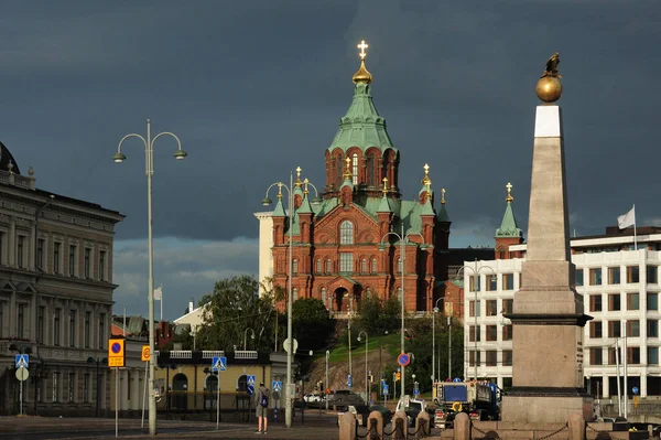 在晴朗的夏日 天空中有几朵云彩 从市场到赫尔辛基乌斯韦尔斯基大教堂 芬兰赫尔辛基 — 图库照片