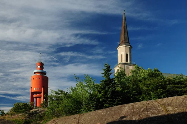 芬兰汉科地下岩石上的一座古老教堂和一座红色灯塔 一个晴朗蓝天的阳光明媚的夏日 — 图库照片