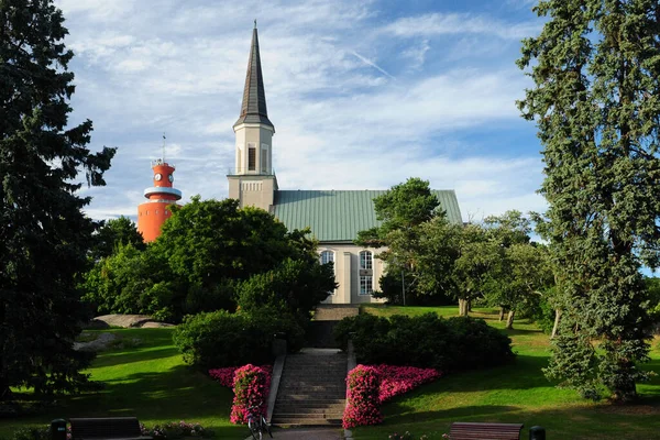 Stary Kościół Czerwoną Latarnią Morską Tle Hanko Finlandia Piękny Słoneczny — Zdjęcie stockowe