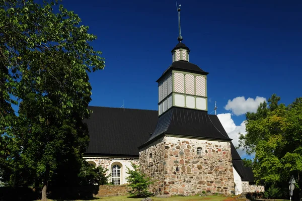 芬兰帕拉斯教堂古老的钟楼在阳光明媚 蓝天晴朗的夏日 — 图库照片