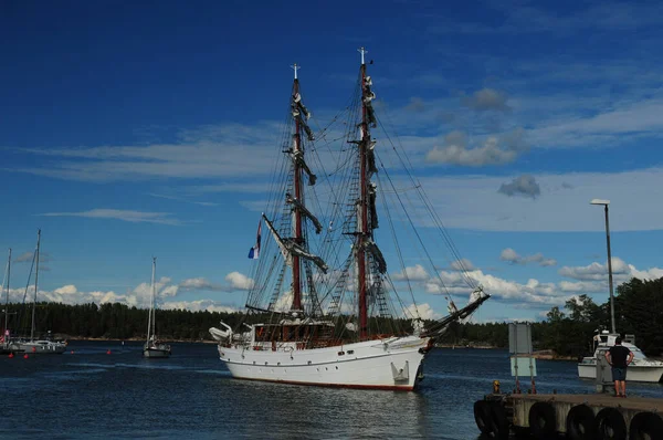 在晴朗蓝天的阳光明媚的夏日 一艘两艘主帆帆船抵达芬兰那古 — 图库照片