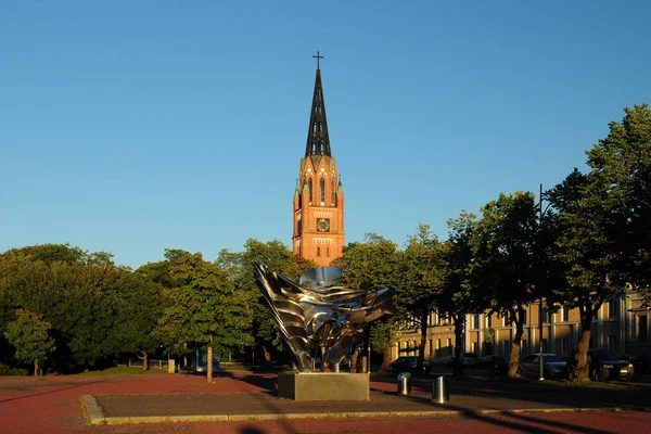在阳光明媚 蓝天晴朗的夏日 波利福尼亚在芬兰波莉大教堂前雕塑 — 图库照片
