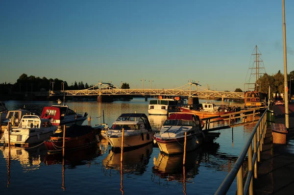 Crepúsculo Paisaje Con Pequeñas Embarcaciones Río Etelaranta Pori Finlandia Hermoso —  Fotos de Stock