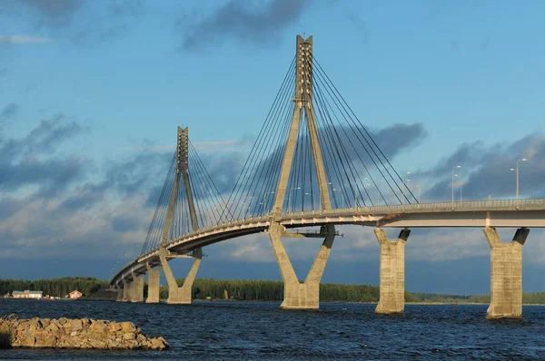 Finlandiya 'nın Kvarken Adaları' ndaki köprüyü açık mavi gökyüzüyle güneşli bir yaz gününde yeniden inşa edin.