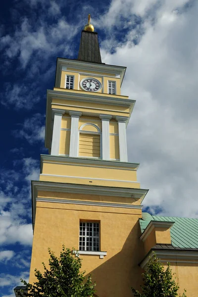 芬兰奥卢大教堂钟楼在一个阳光明媚的夏日 蓝天上有几朵云彩 — 图库照片