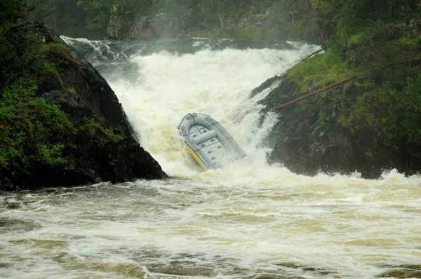 Boot Riding Jyravankoski Rapids Bij Kitkajoki River Oulanka National Park — Stockfoto