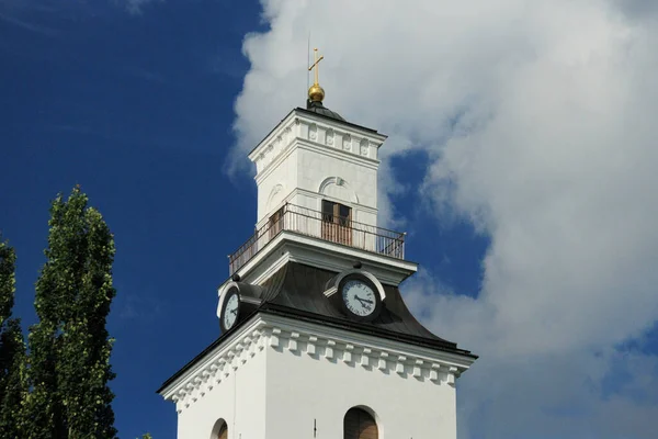 芬兰库皮奥美丽的新古典主义大教堂钟楼在阳光明媚 蓝天的夏日 — 图库照片