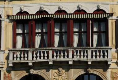 Venedik Grande Venedik 'te Venedik Rönesans Binası' nın büyük penceresi. Harika bir bahar günü. Gökyüzünde birkaç bulut var.