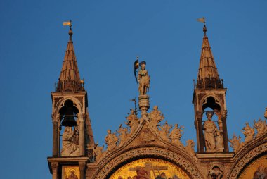 Pompeii 'nin Bakire Mihrabının kuleleri İtalya' nın harika bir bahar günü ve mavi bir gökyüzü