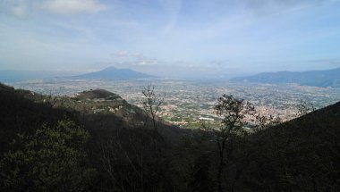 Valico Di Chiunzi 'den Napoli' ye ve Vezüv Dağı 'ndan İtalya' ya harika bir bahar günü gökyüzünde birkaç bulutla