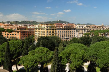 Castel Sant 'Angelo' dan Roma 'yı çevreleyen bir parka Harika bir bahar günü Gökyüzünde birkaç bulutla