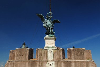 Roma 'daki Sant' Angelo Kalesi 'nde heykel. Açık mavi gökyüzü ile harika bir bahar günü.