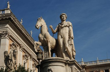 Roma 'daki Piazza Del Campidoglio' da Atlı Heykel İtalya 'da Gökyüzünde birkaç bulutla harika bir bahar günü