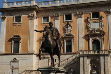 Roma 'daki Piazza Del Campidoglio' da İmparator Marcus Aurelius 'un Atlı Heykeli. Gökyüzünde birkaç bulutla harika bir bahar günü.