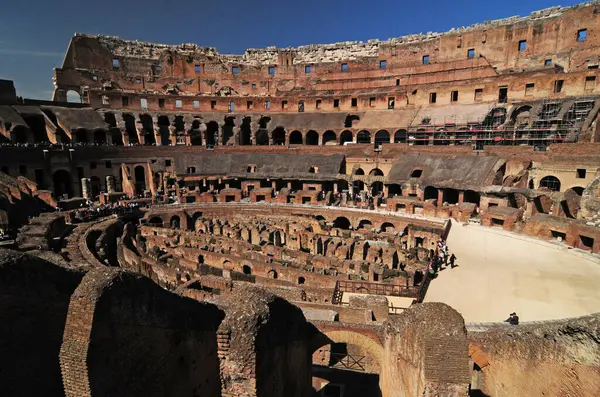 Roma 'daki Colosseum Arena' nın iç manzarası. İtalya 'da açık mavi gökyüzü ile harika bir bahar günü.