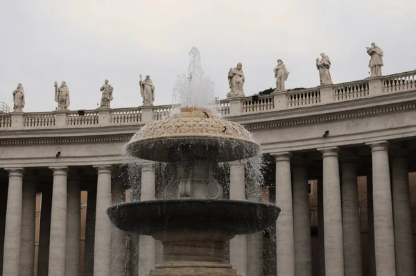 Fonte Basílica São Pedro Roma Itália Uma Primavera Nublada — Fotografia de Stock