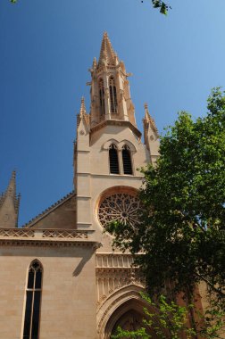 Santa Eulalia Katedrali 'nin ön manzarası Palma De Mallorca' da Güneşli bir bahar gününde açık mavi gökyüzü