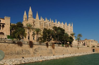 Palma De Mallorca 'daki La Seu Katedrali Açık mavi gökyüzü ile güneşli bir bahar gününde
