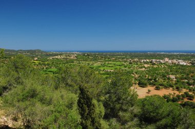 Santuari De La Consolacio 'dan, güneşli bir bahar gününde açık mavi gökyüzü ile Mallorca sahiline uzak bir manzara