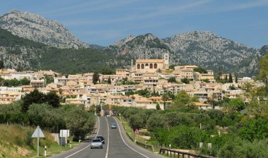 Selva 'ya giden ana yoldan Mallorca' daki Tramuntana Dağları 'na harika güneşli bir bahar gününde açık mavi gökyüzü