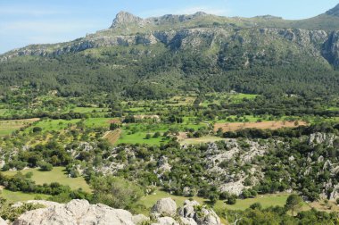 Tramuntana Dağları 'ndaki manzara Mallorca Açık mavi gökyüzü ile güneşli bir bahar günü