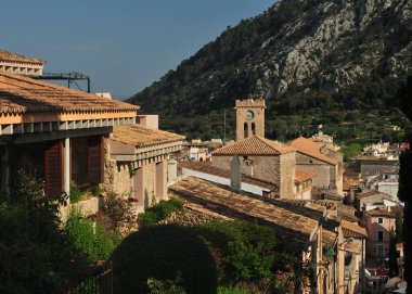 Calvari Patikası 'ndan Pollenca Mallorca' nın eski kasabasına Açık mavi gökyüzü ile güneşli bir bahar günü
