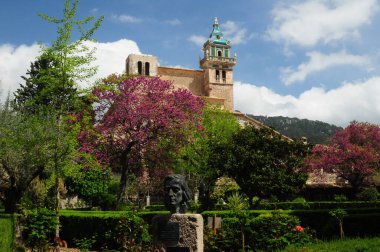 Valldemossa Mallorca 'nın çevresindeki bahçe. Güneşli bir bahar gününde gökyüzünde birkaç bulutla birlikte.