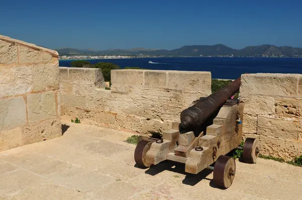 Kalenin tepesindeki top Castell De La Punta de N 'Amer Sant Llorenc Mallorca Açık mavi gökyüzü ile güneşli bir bahar gününde
